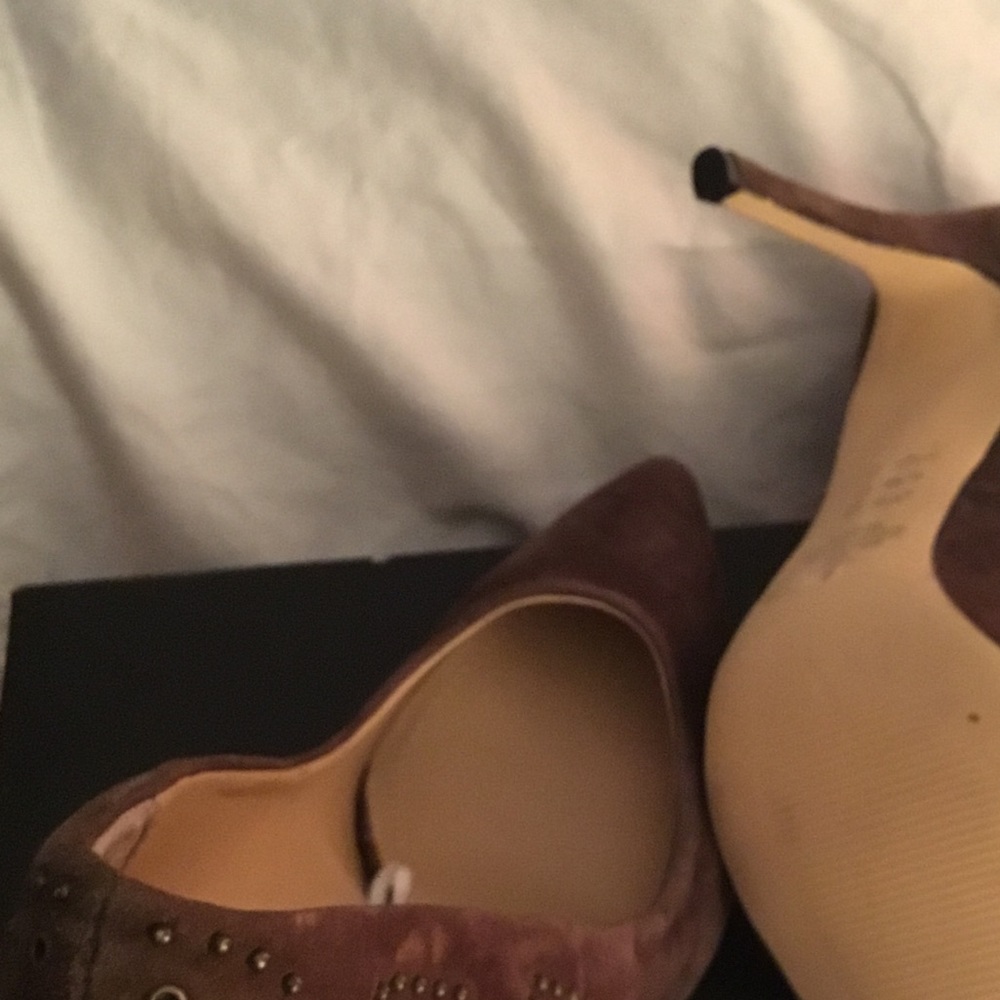 Olive green Pump with detail heel